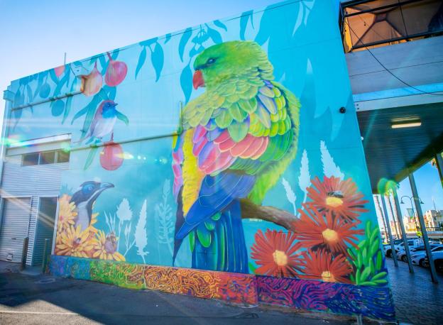 Portrait of a bird painted on the wall of a shop.